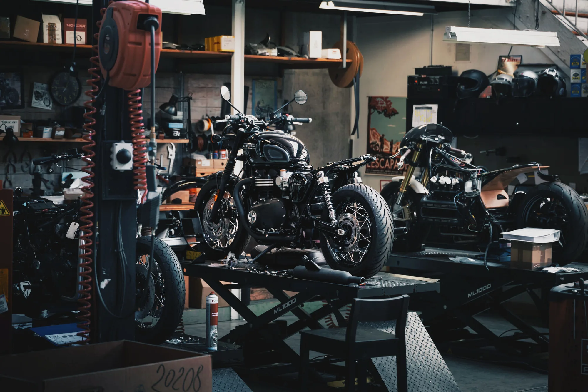 Motos en preparación en el taller de BAAK en Lyon