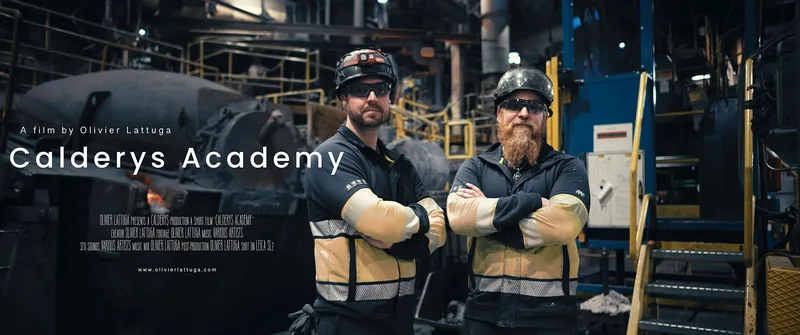 Cartel del vídeo Calderys Academy: dos supervisores con EPI en la fábrica
