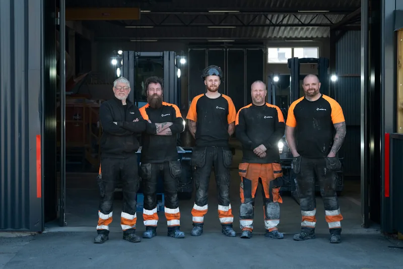 Retrato del equipo de Calderys delante de la nave de producción en Mariestad, Suecia