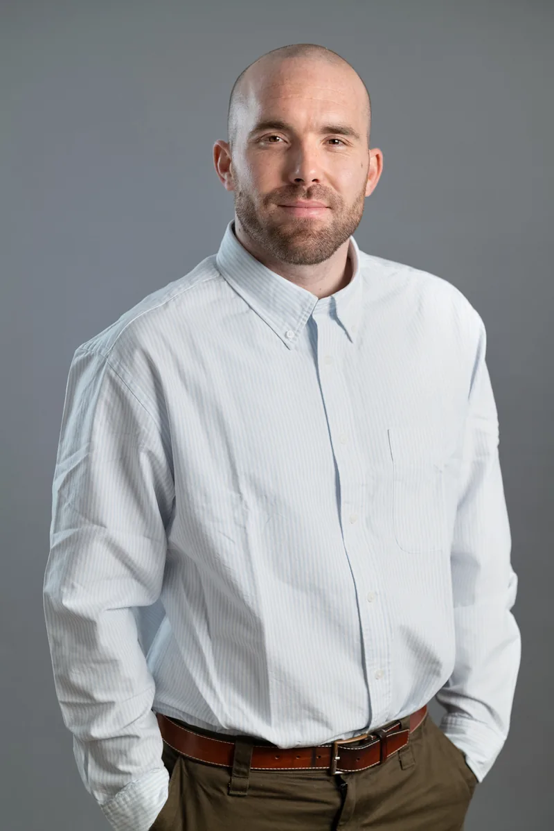 Retrato corporativo de un empleado de AIP Entreprise con camisa blanca
