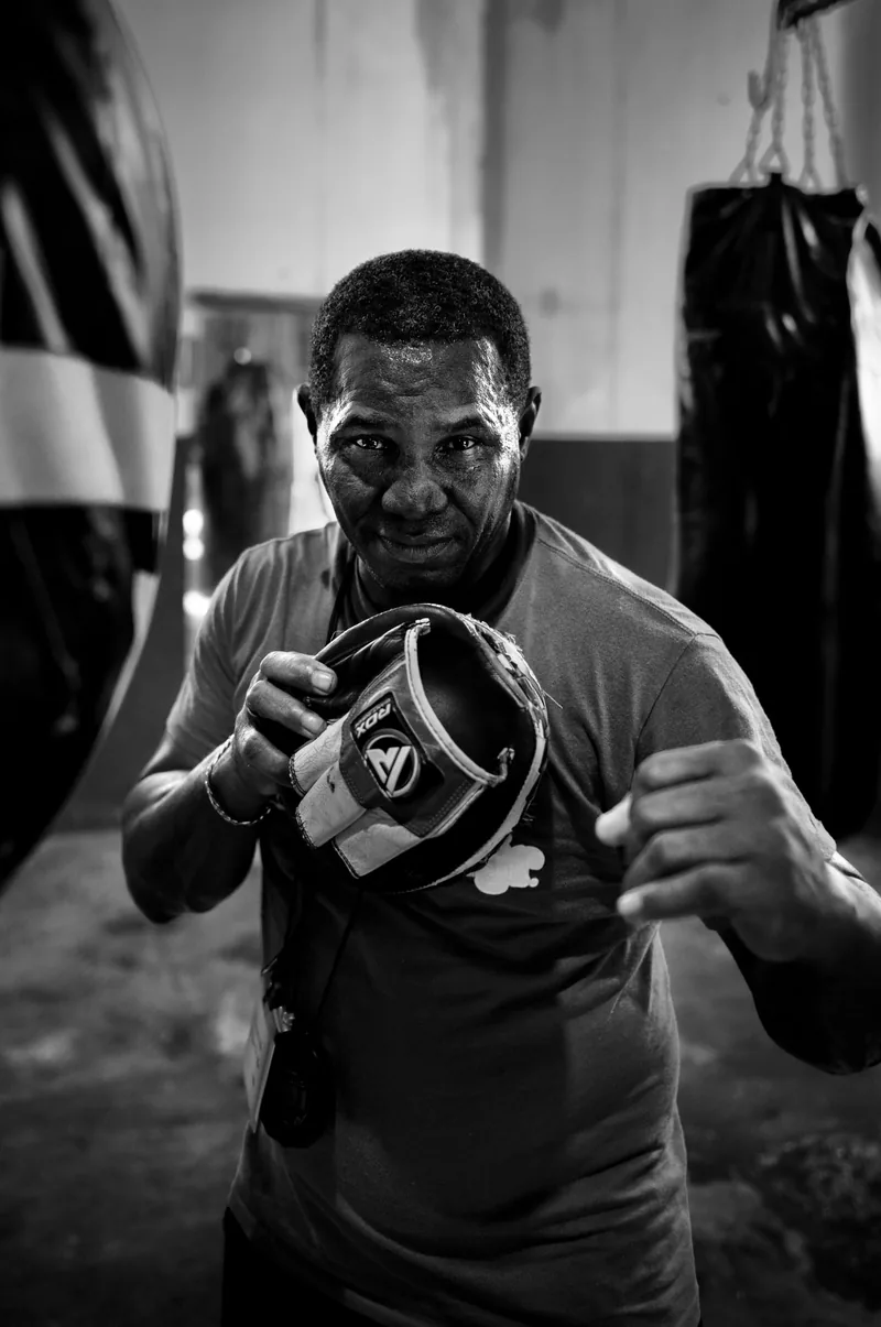 Boxeador entrenando, retrato espontáneo en blanco y negro