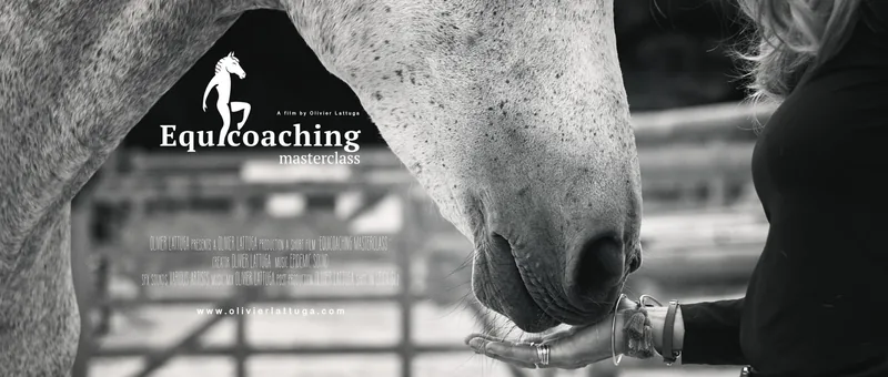 Cartel del vídeo Equicoaching Masterclass: una mano apoyada en un caballo