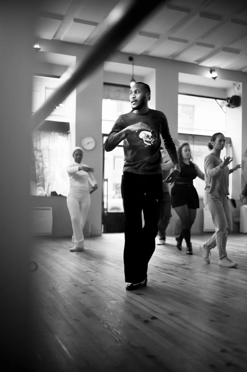 Bailarines durante una clase, retrato espontáneo en blanco y negro