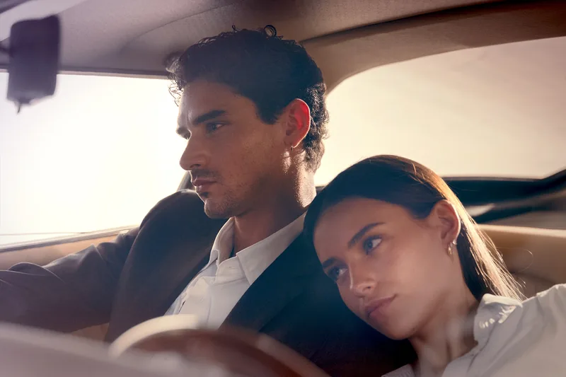 Pareja en un coche con ambiente cinematográfico, sesión Leica