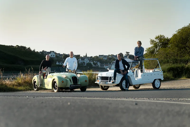 Reportaje del mundo del motor: aficionados con un Méhari junto al mar