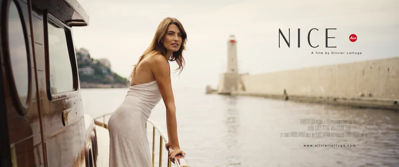 Cartel del vídeo Leica en Niza: una modelo en un barco frente al faro del puerto
