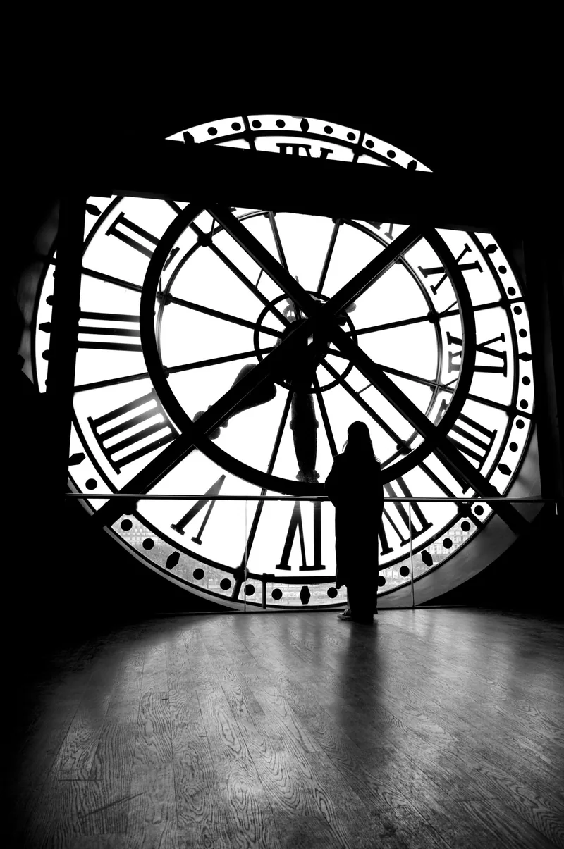Silhouette in front of a monumental clock